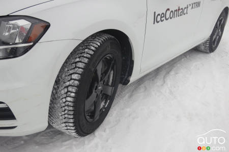 Le nouveau Continental IceContact XTRM à crampons sur une Volkswagen d’essai.